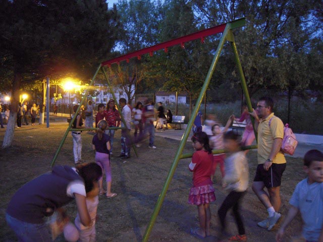 Copiii in parcul orasului Ocna Mures